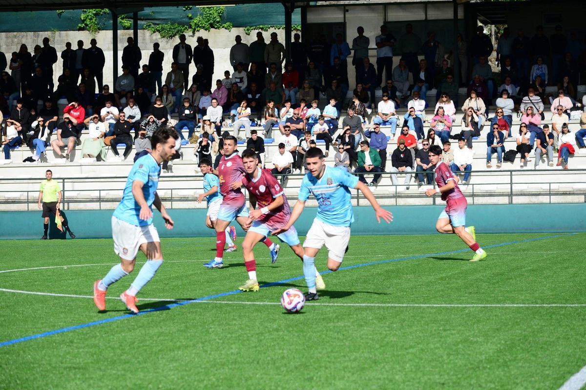 Una acción del derbi del pasado fin de seman entre el Moaña y el Beluso.