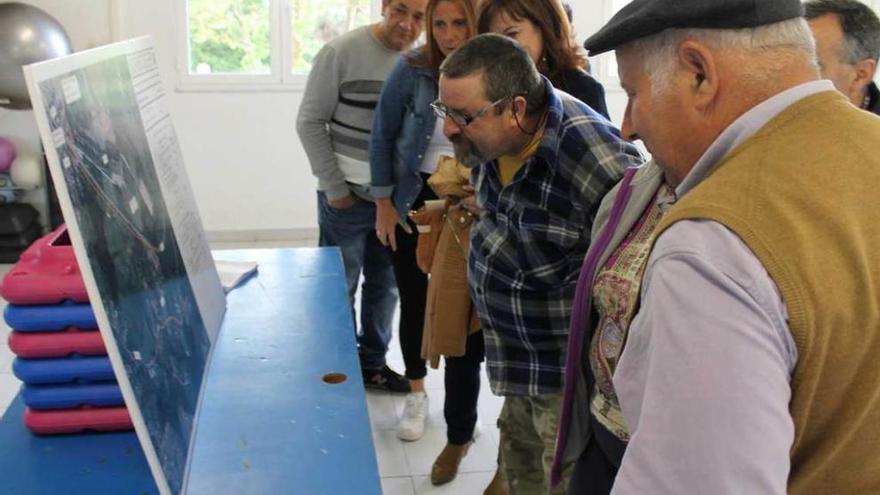 Vecinos consultando el proyecto ayer en Granda.