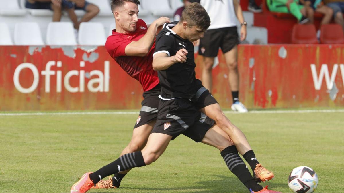 Pol Valentín y Pablo García pugnan por un balón. | Marcos León