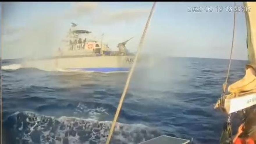 Instante en que una corbeta del ejército israelí impacta contra el Sirius