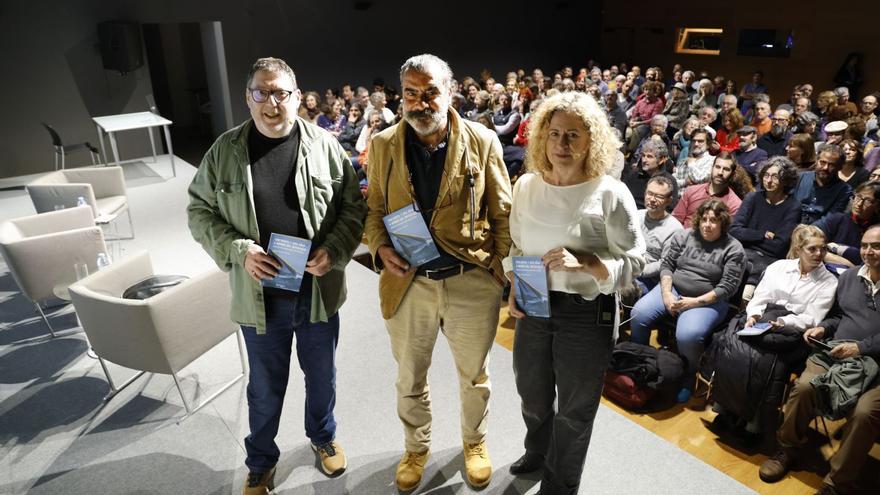 Desde la iz., Alberto Alonso Gallego, Yago Presa Tomé y Edurne Baines, ayer en el Club FARO. |   // RICARDO GROBAS