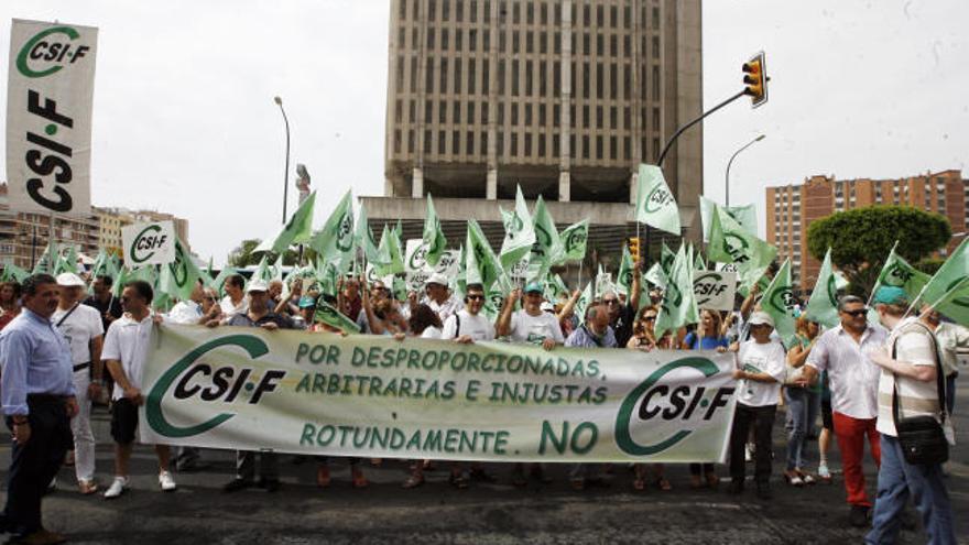 Los empleados públicos, a su llegada a la sede de la Delegación del Gobierno en Málaga.