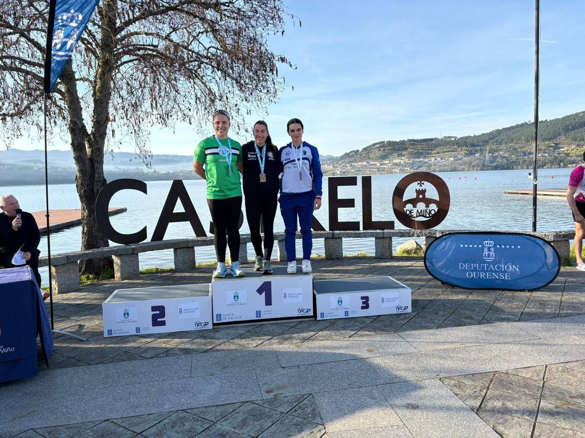 Podio femenino K1 sénior.