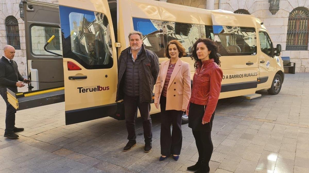 La alcaldesa de Teruel, Emma Buj, en la presentación de los nuevos buses.