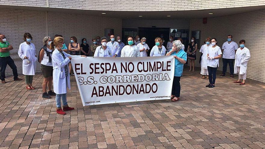 La concentración organizada ayer por los trabajadores del centro de salud de La Corredoria.