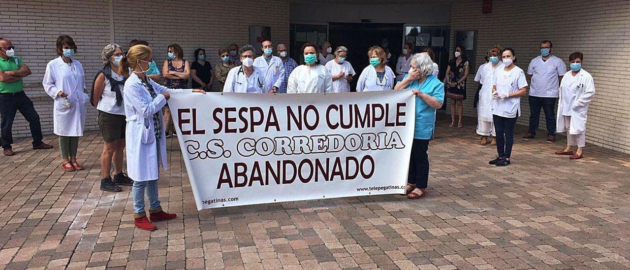 Concentración de los trabajadores del centro de salud de La Corredoria, en julio.