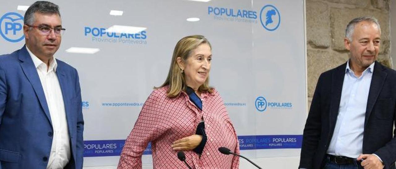 Ana Pastor, flanqueada por Javer Bas y Juan Constenla. |   // G. SANTOS