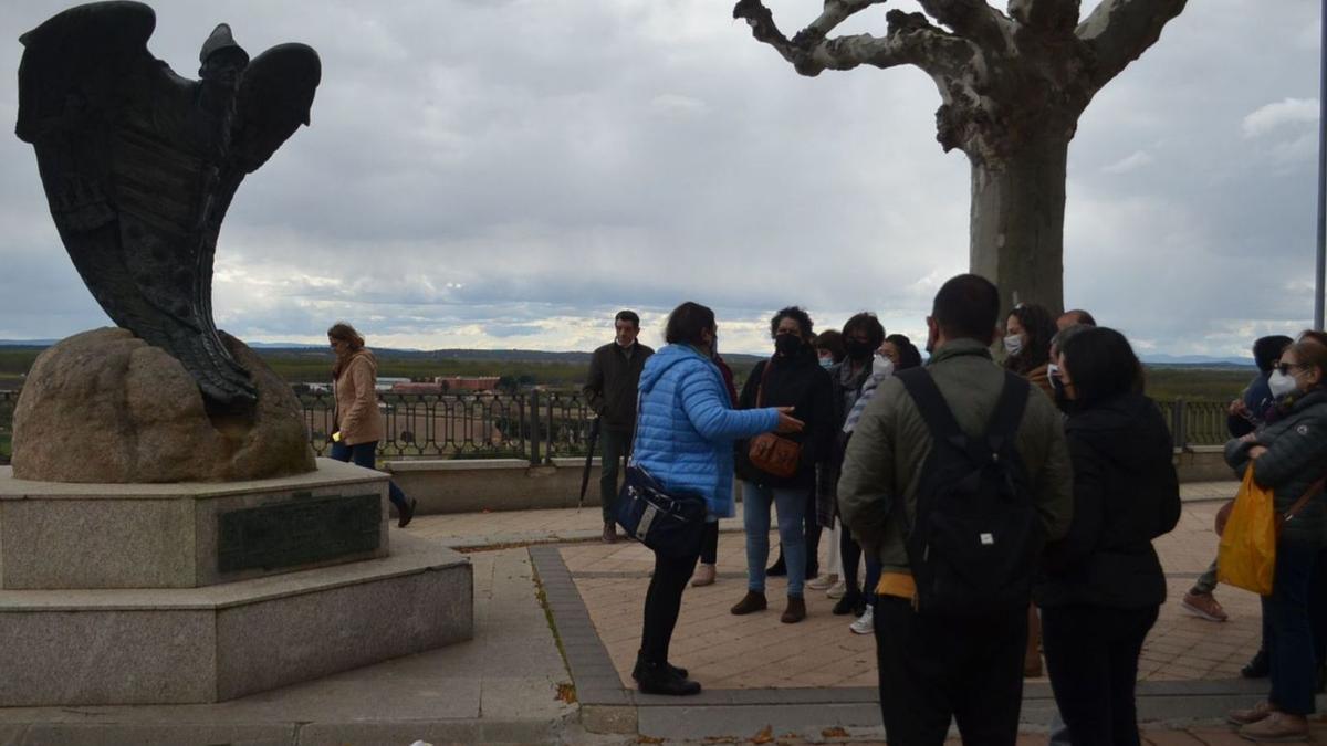 La escultura de Ricardo Flecha, en las inmediaciones del mirador de la Mota, una de las paradas. | E. P.