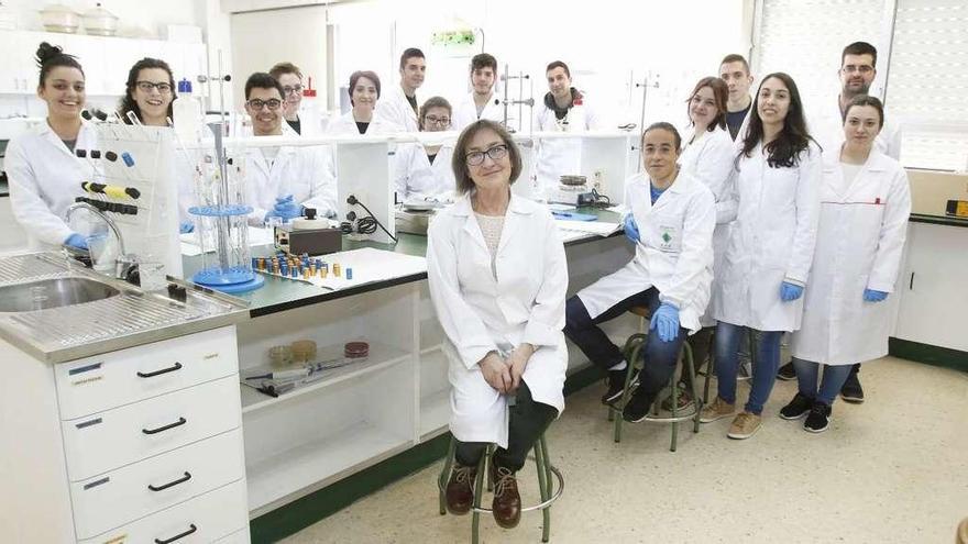 La docente Pura González posa con su alumnado en uno de los laboratorios del IES Ricardo Mella // Alba Villar