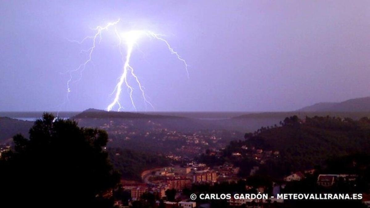 Llampecs sobre Vallirana durant la tempesta de divendres. Llampecs sobre Vallirana durant la tempesta de divendres.