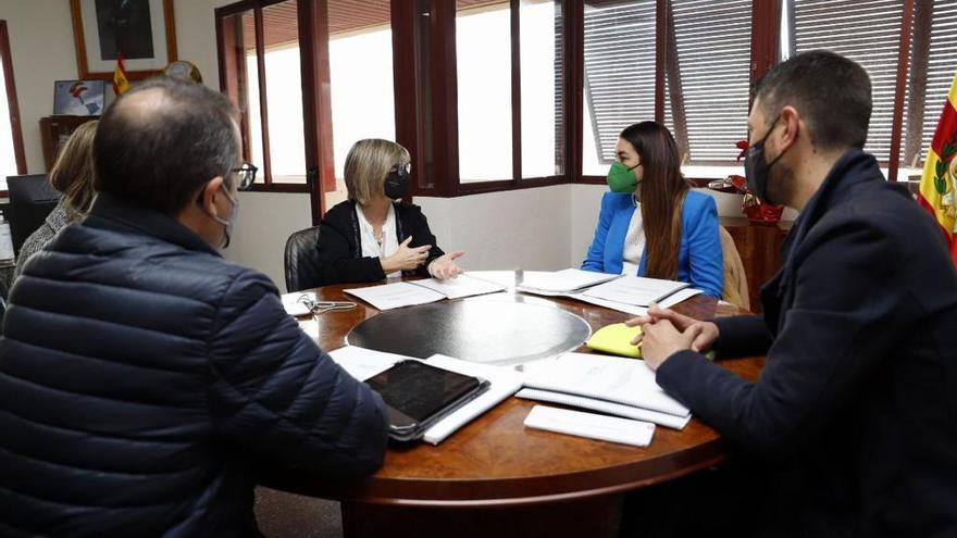 Loreto Serrano y Mireia Mollà, hoy en Santa Pola durante la reunión