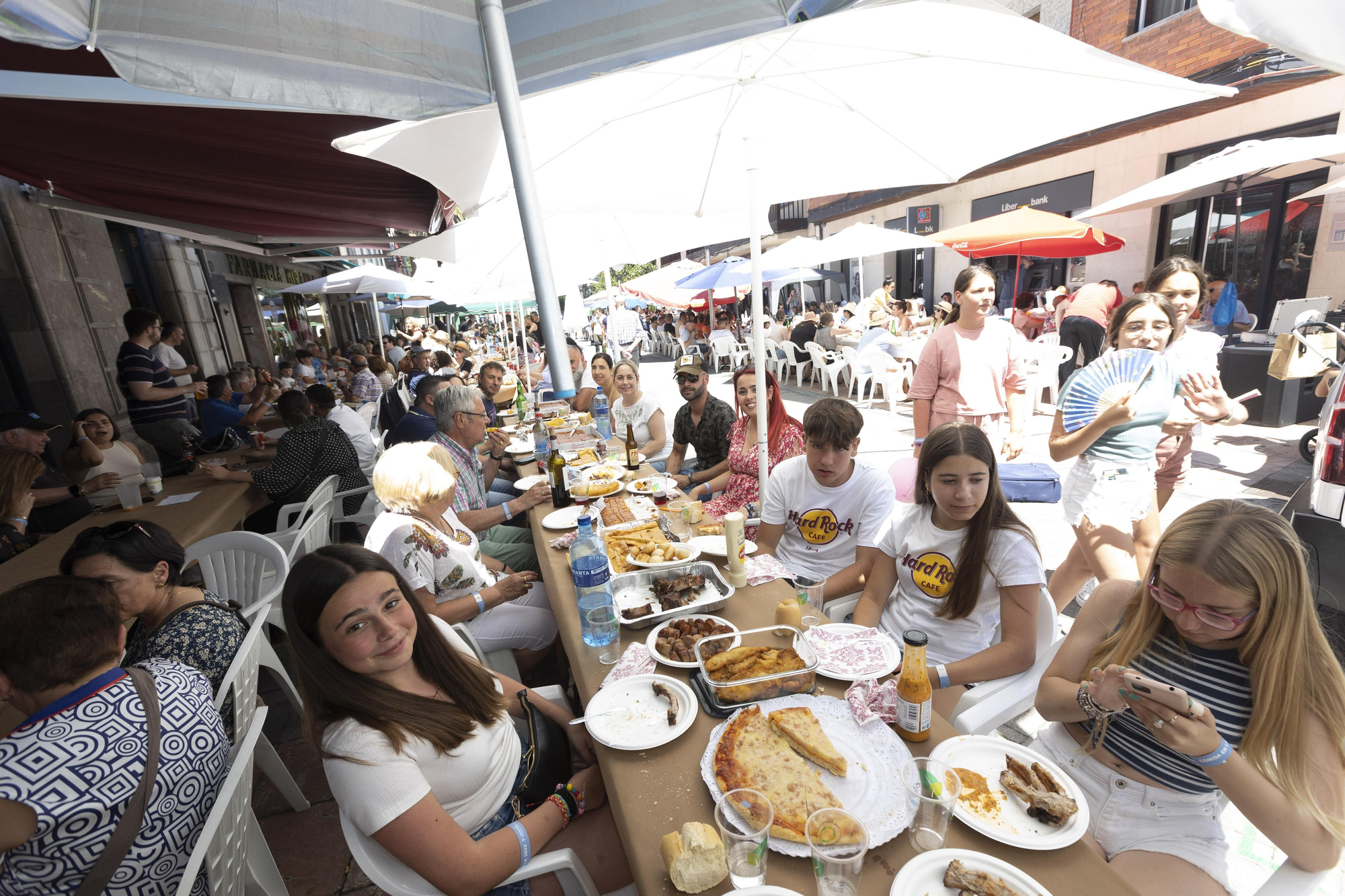 En imágenes: así fue la comida en la calle de Grao
