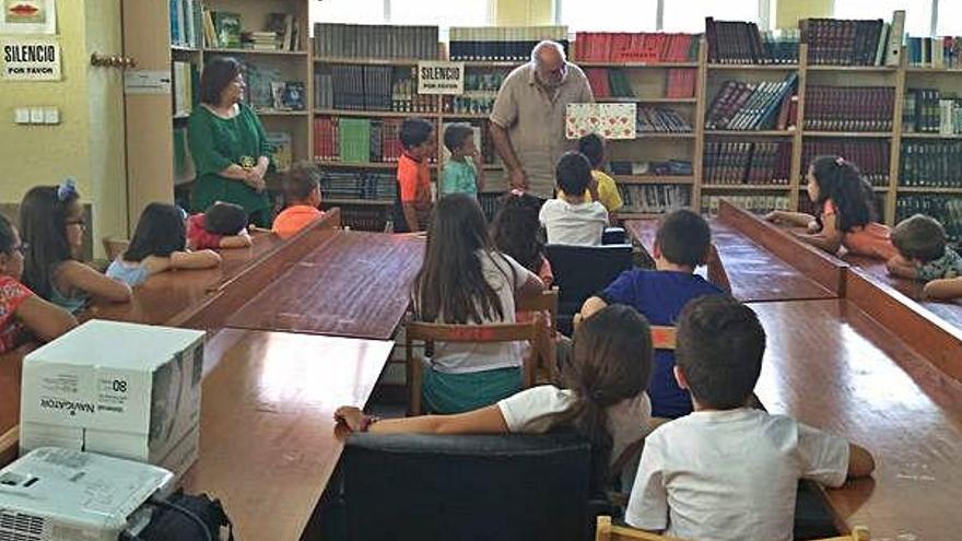 Uno de los monitores de las jornadas, mostrando a los niños la realidad en los mares.