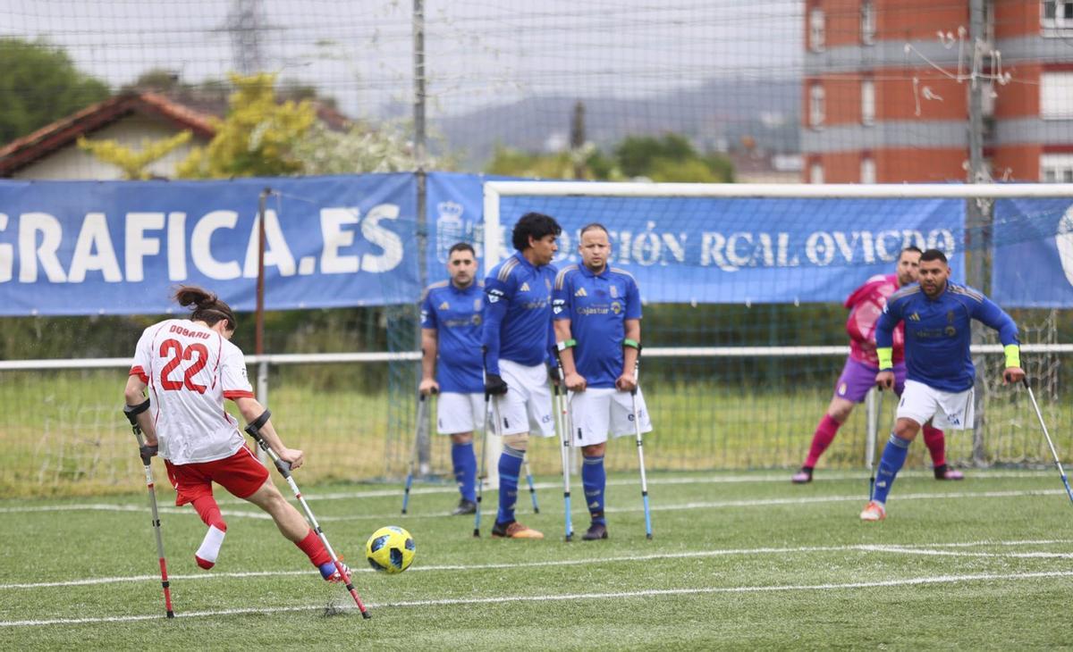 Un futbolista del Flamencos, autor de un gol frente al Real Oviedo, lanza una falta. | MARIO CANTELI