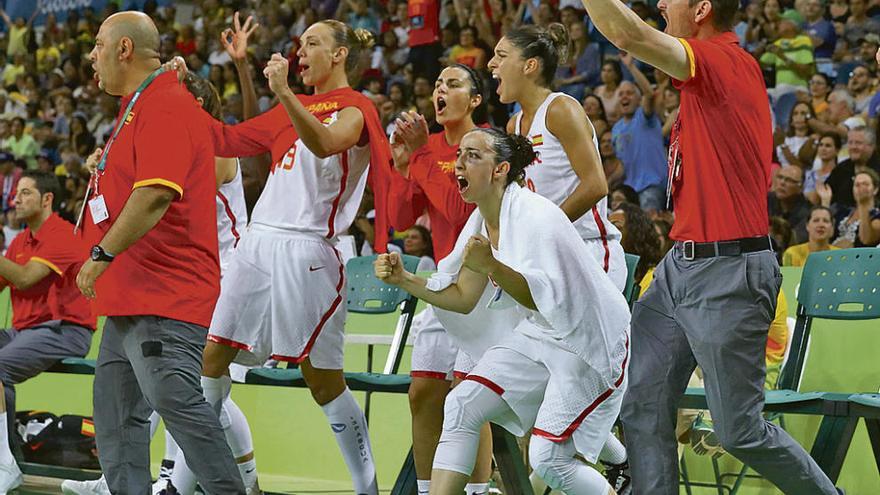 El banquillo de España, con el seleccionador Lucas Modelo a la izquierda, celebra una canasta.