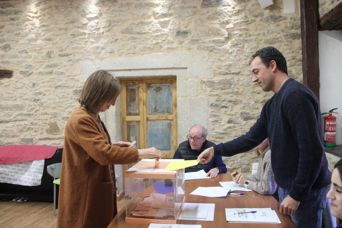 GALERÍA | Los vecinos de Sanabria acuden a la cita con las urnas