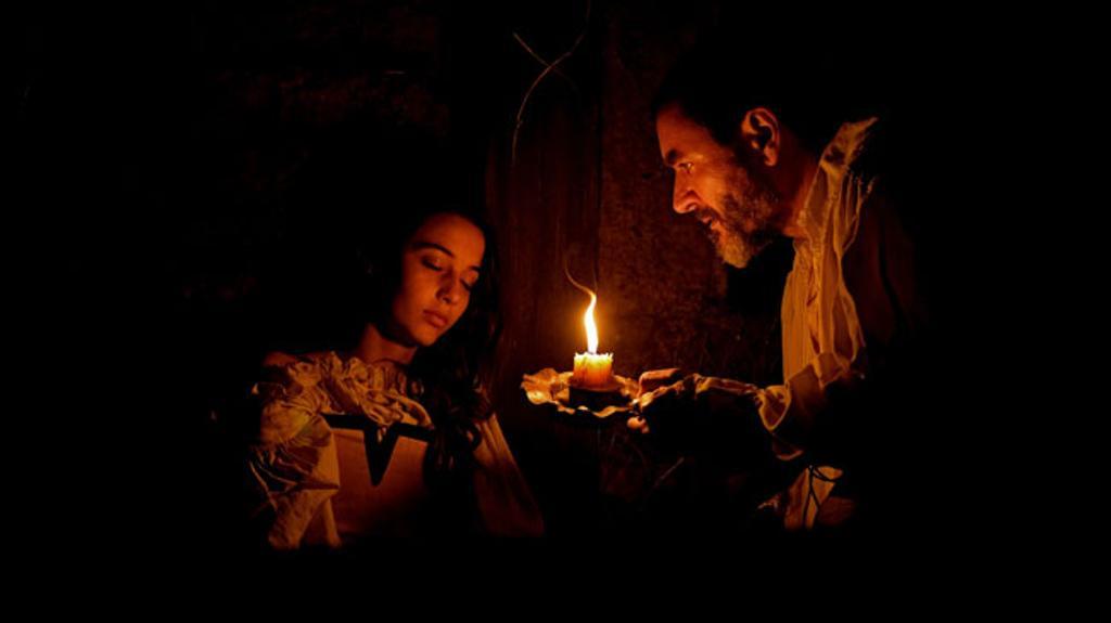 Amaia Aberasturi y Álex Brendemühl en un fotograma de &quot;Akelarre&quot;.