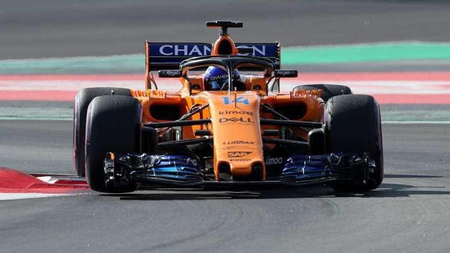 El McLaren de Alonso, ayer en Montmeló. // Reuters