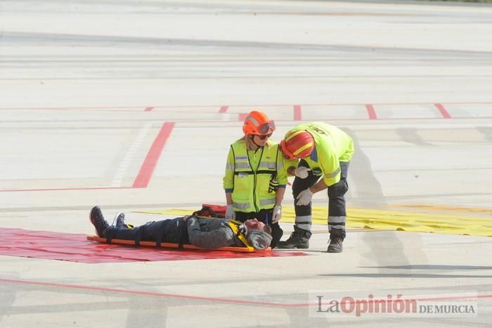 Simulan un accidente aéreo en aeropuerto