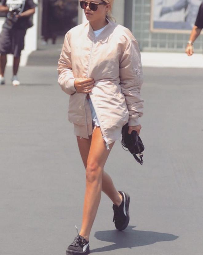 Sofia Richie con abrigo y shorts