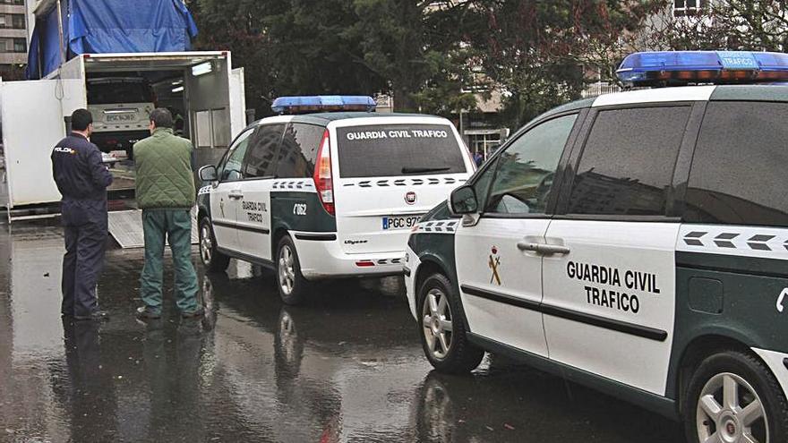 Coches de la Guardia Civil, en una ITV móvil en Ourense.   | // I. OSORIO