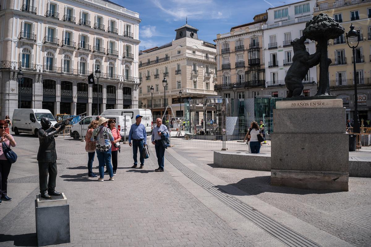 Una estatua de Juan Carlos I apunta con un rifle al oso de la Puerta del Sol.