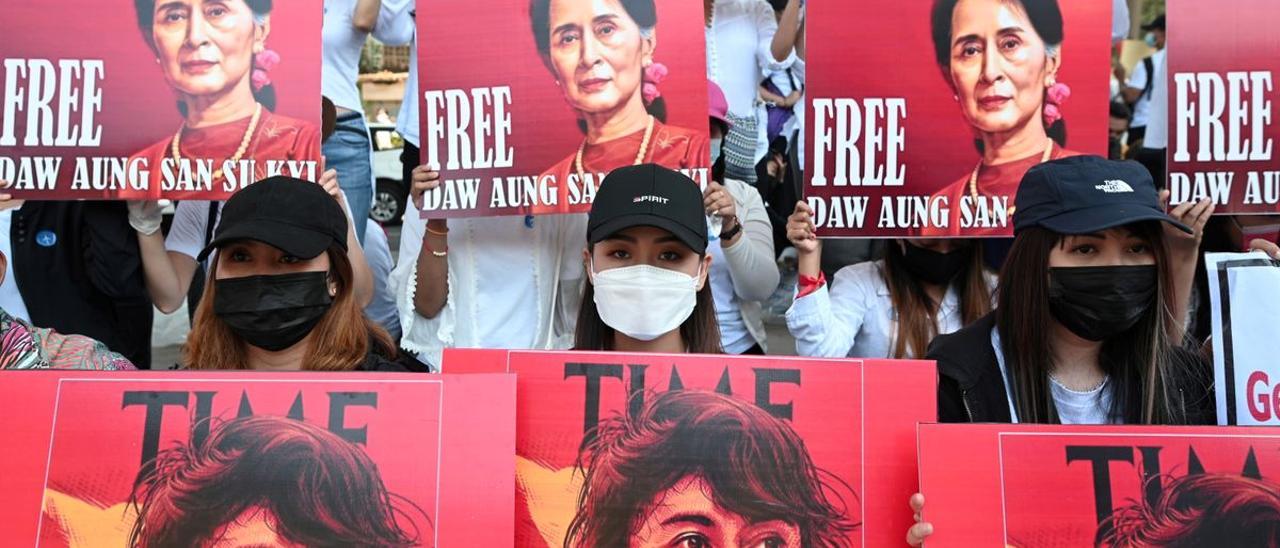 Manifestantes reclaman la libertad de Aung San Suu Kyi en las calles de Yangón, el pasado 13 de febrero.