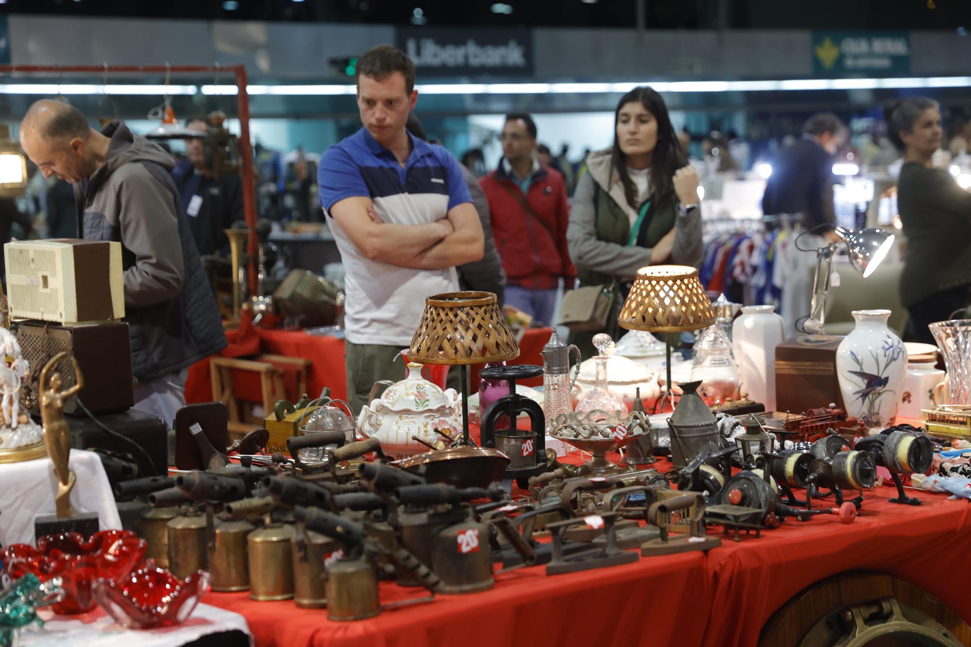 EN IMÁGENES: la feria de antigüedades y artículos vintage de Avilés