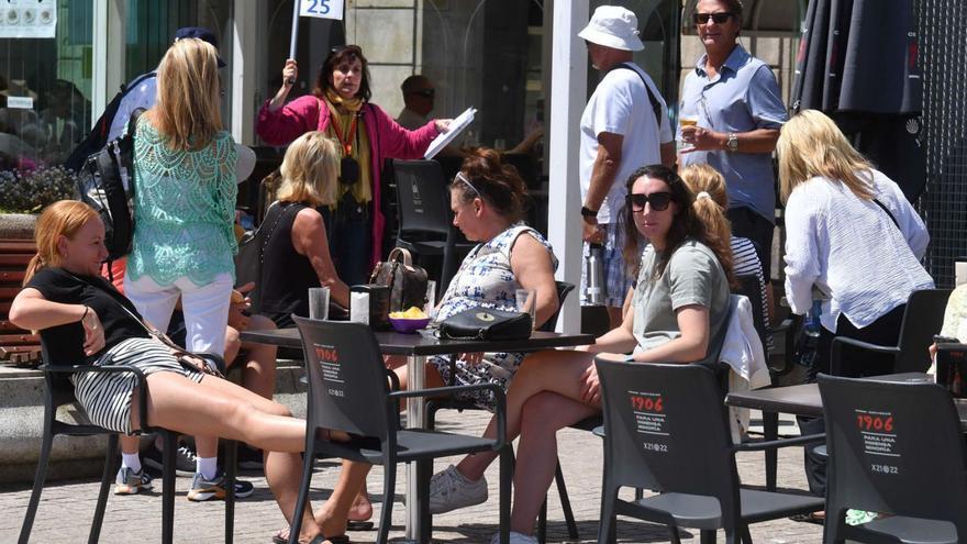 Turistas en una terraza de María Pita. |   // VÍCTOR ECHAVE