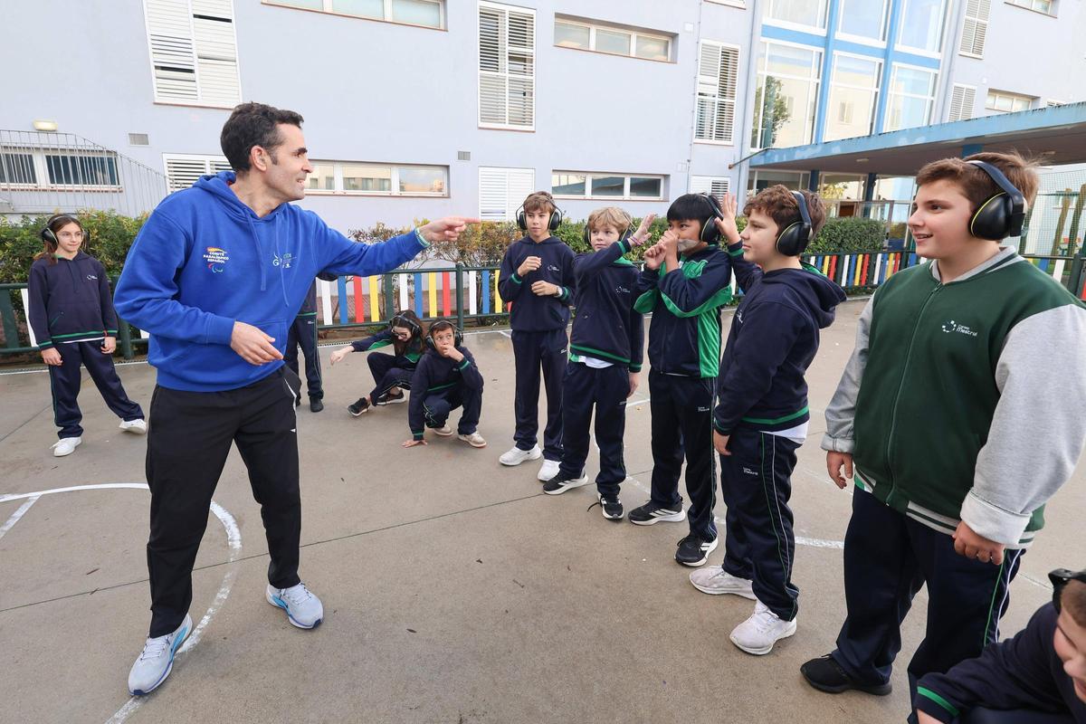 Javi Soto explicándole a los alumnos cómo funciona el atletismo con discapacidad auditiva durante la jornada paralímpica en el colegio Mestral 2026