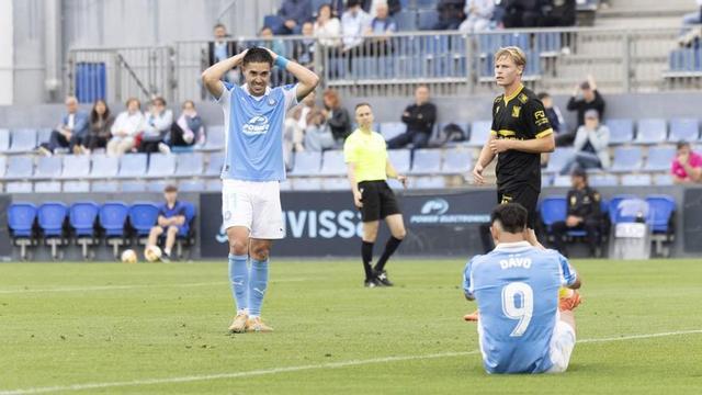 Fran Castillo y Davo se lamentan tras una ocasión desaprovechada en el partido ante el Atlético Sanluqueño. | VICENT MARÍ