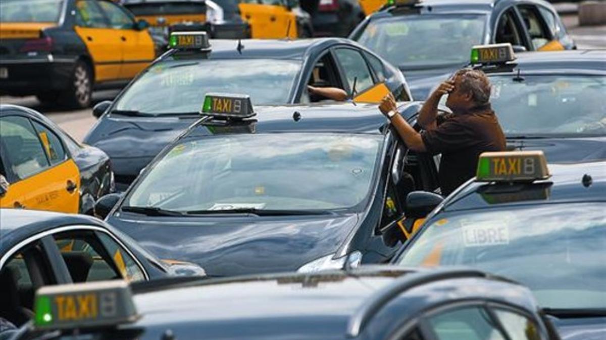 Hileras de taxis esperando su turno para encochar en la parada de la estación de Sants, el 26 de septiembre.