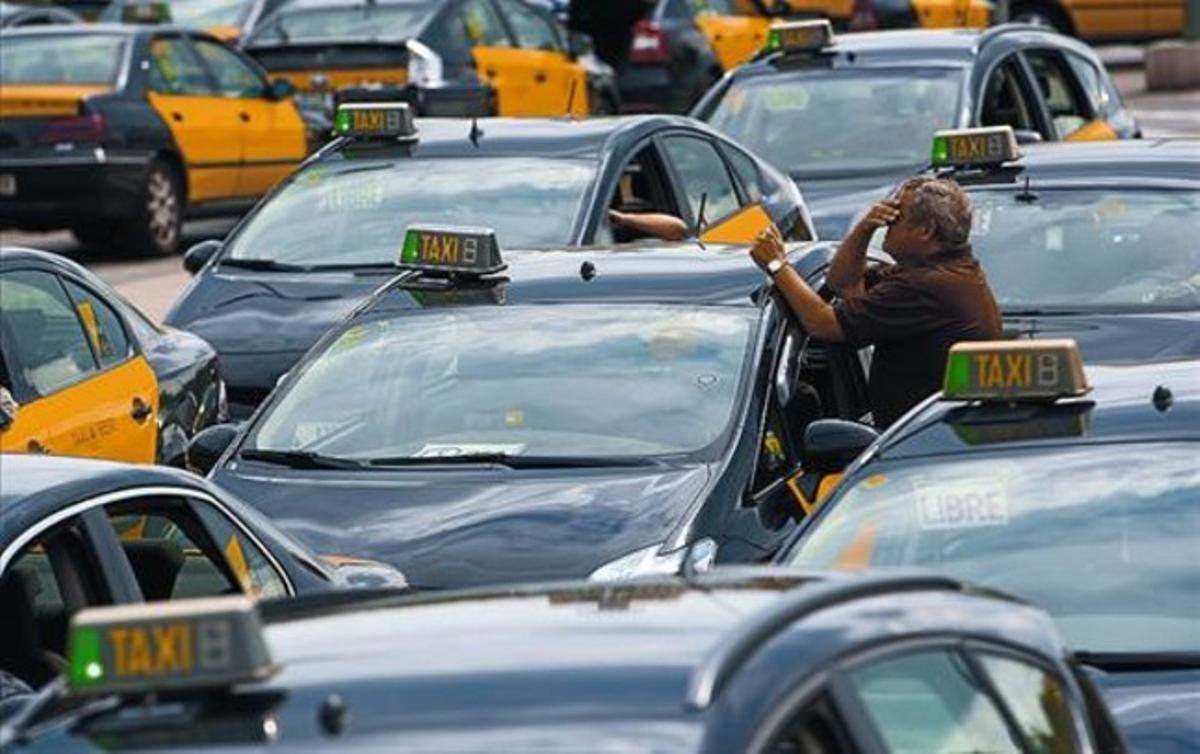 Fileres de taxis esperen el seu torn per encotxar a la parada de l’estació de Sants, el 26 de setembre.