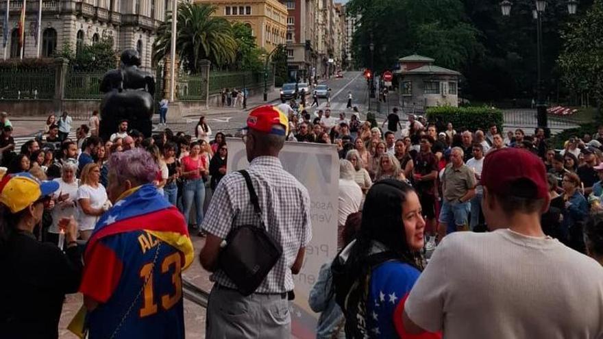 La Escandalera llora, canta y reza desde Oviedo por las víctimas del terremoto de Venezuela