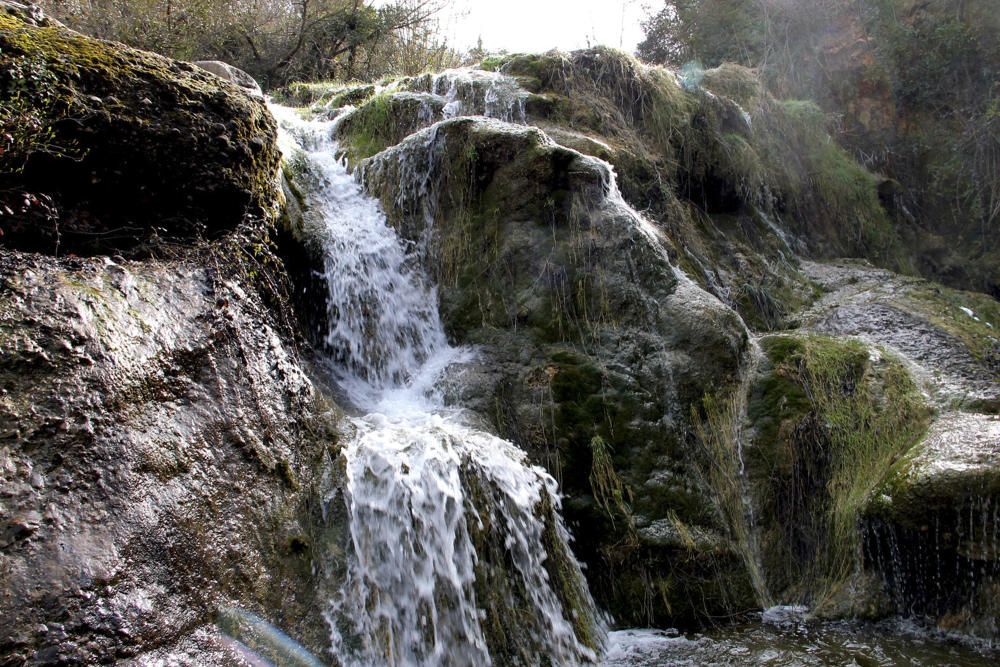 Saltant. A prop de Mura, a la riera de les Estenalles, trobem el gorg del Pare, amb un bon salt  d’aigua.