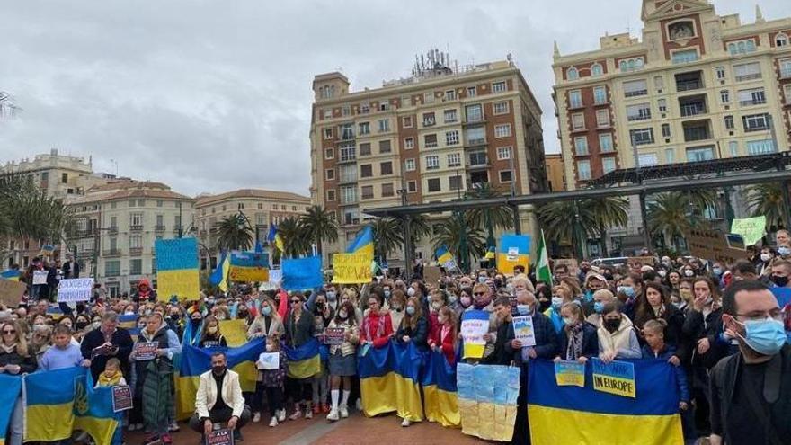 Ciudadanos participan en la concentración en contra de la invasión rusa en Ucrania ordenada por Valdimir Putin.