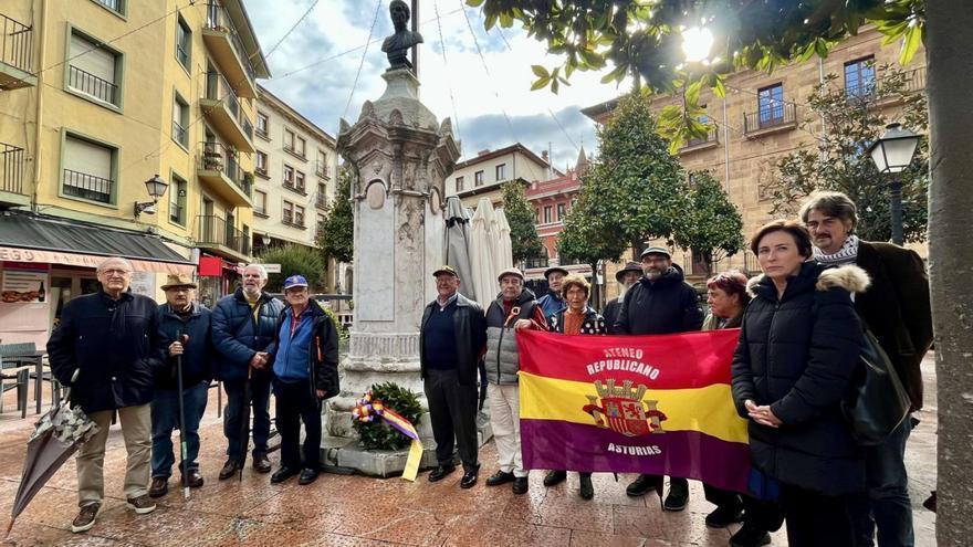 En el centro, con la bandera, el presidente del Ateneo Republicano de Asturias, Ricardo Ulpiano Álvarez, junto a otros integrantes. En primera instancia, la directora general de Memoria Democrática, Begoña Collado. | David Cabo