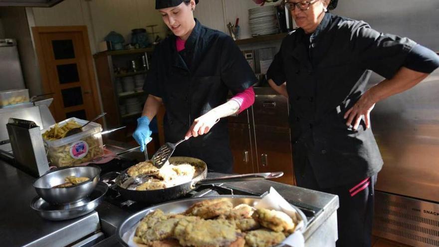 Por la izquierda, Laura Gafo y Lucía Fonseca, en un restaurante que participa en las jornadas de la caza.