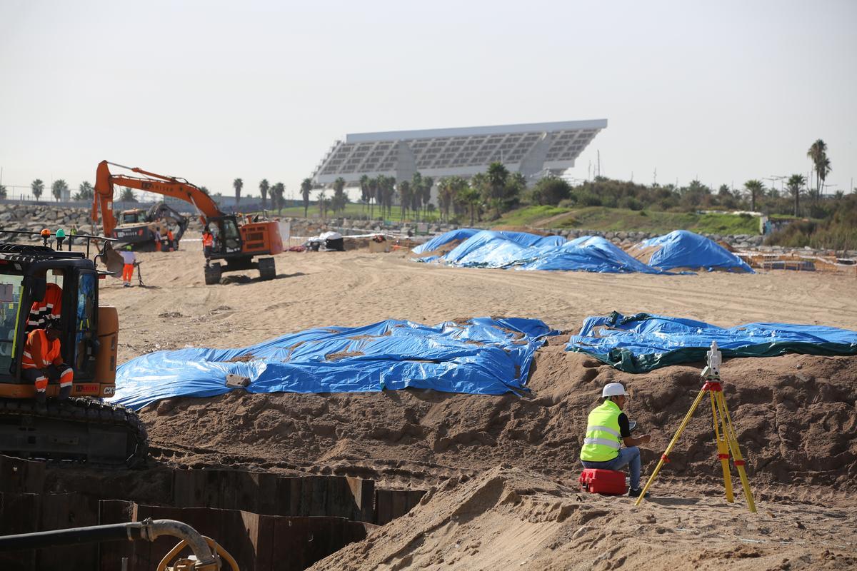 Obras para extender un cable submarino en la playa cancerígena de Sant Adrià