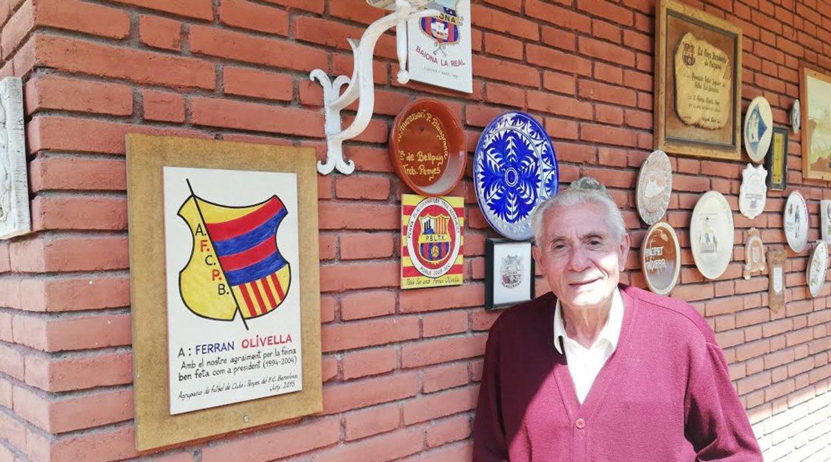 Ferran Olivella en su domicilio de Castelldefels, donde acumula muchos recuerdos en clave azulgrana