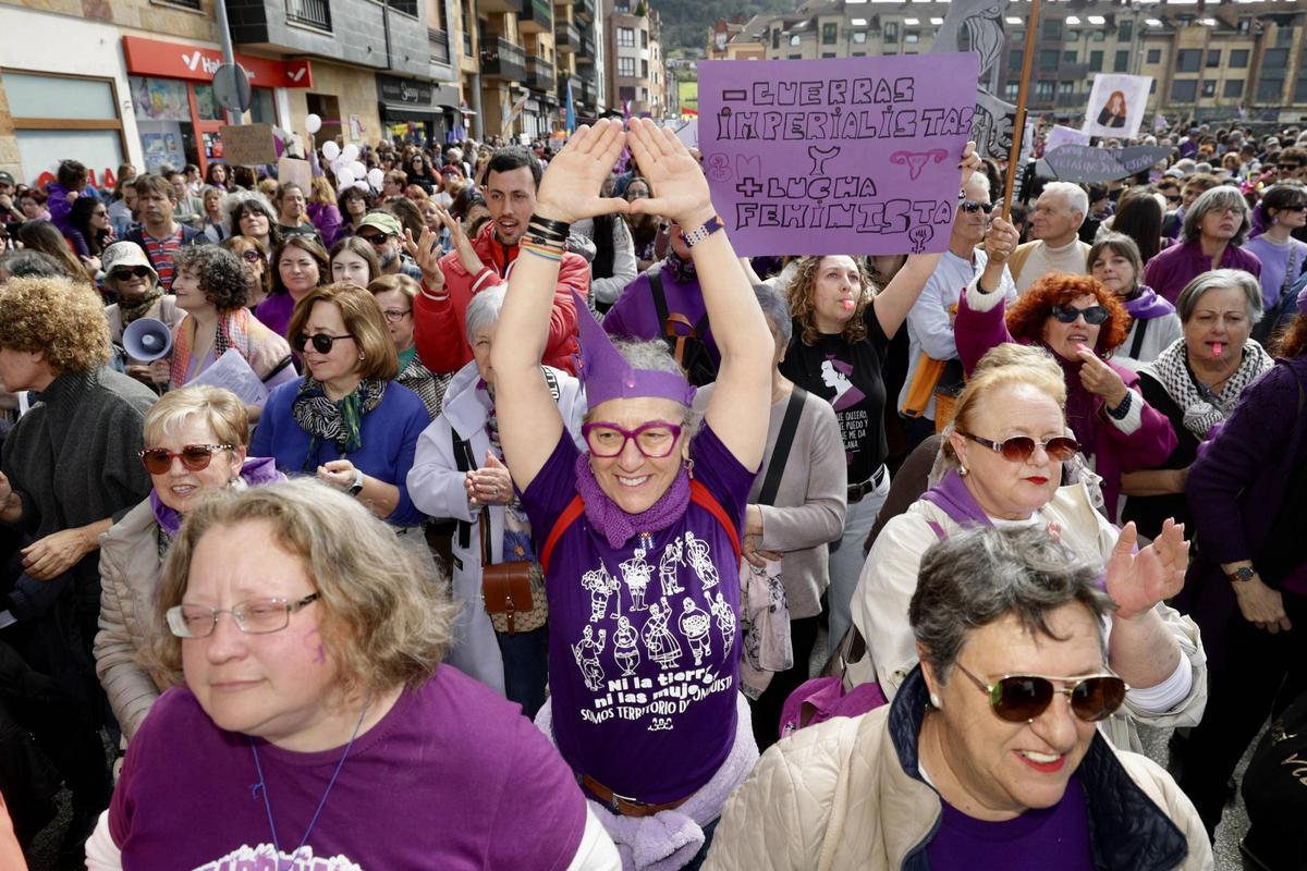 EN IMÁGENES: Un multitudinario y diverso 8M desborda las calles de Villaviciosa y celebra a la mujer rural
