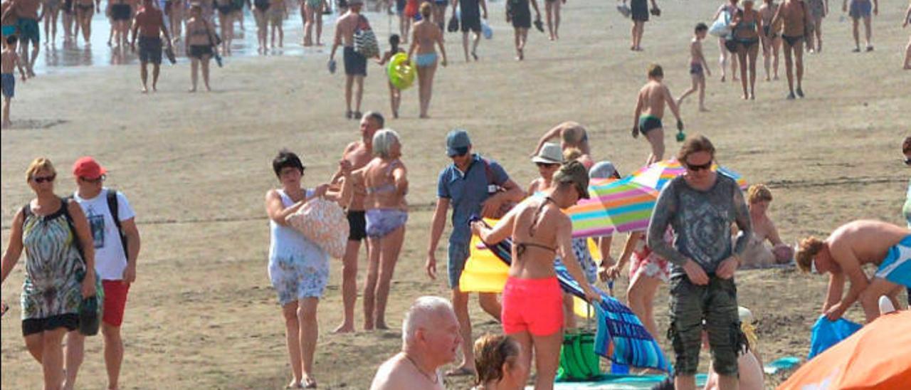 Turistas en la playa del Inglés, en el sur de Gran Canaria.