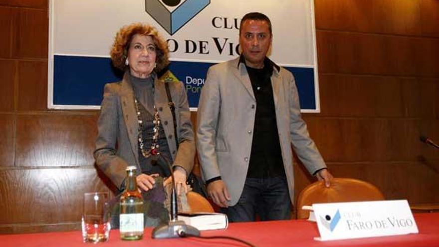 Carmen Iglesias fue presentada por el subdirector de FARO, Rogelio Garrido.