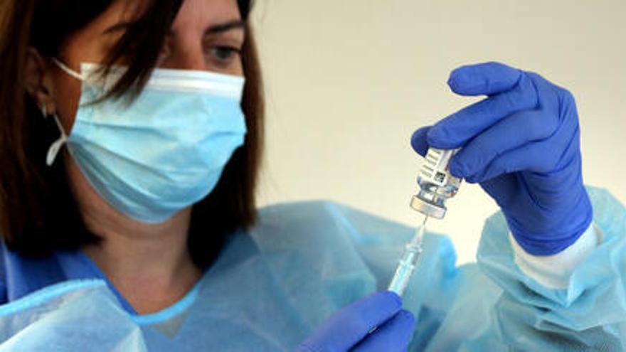 Una infermera extraient les dosis d&#039;una ampolleta de la vacuna d&#039;AstraZeneca contra la covid-19 l&#039;11 de febrer de 2021