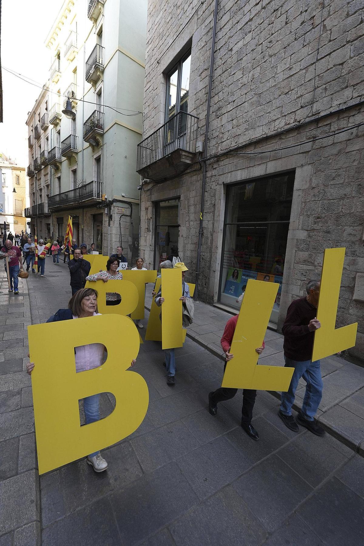 L'ADAC canvia de seu i fa moure les lletres de la paraula Llibertat pel Barri Vell de Girona