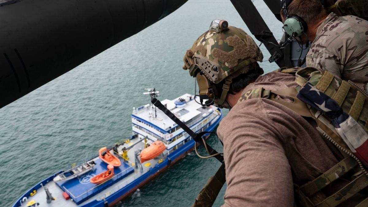Petrolero y un soldado.