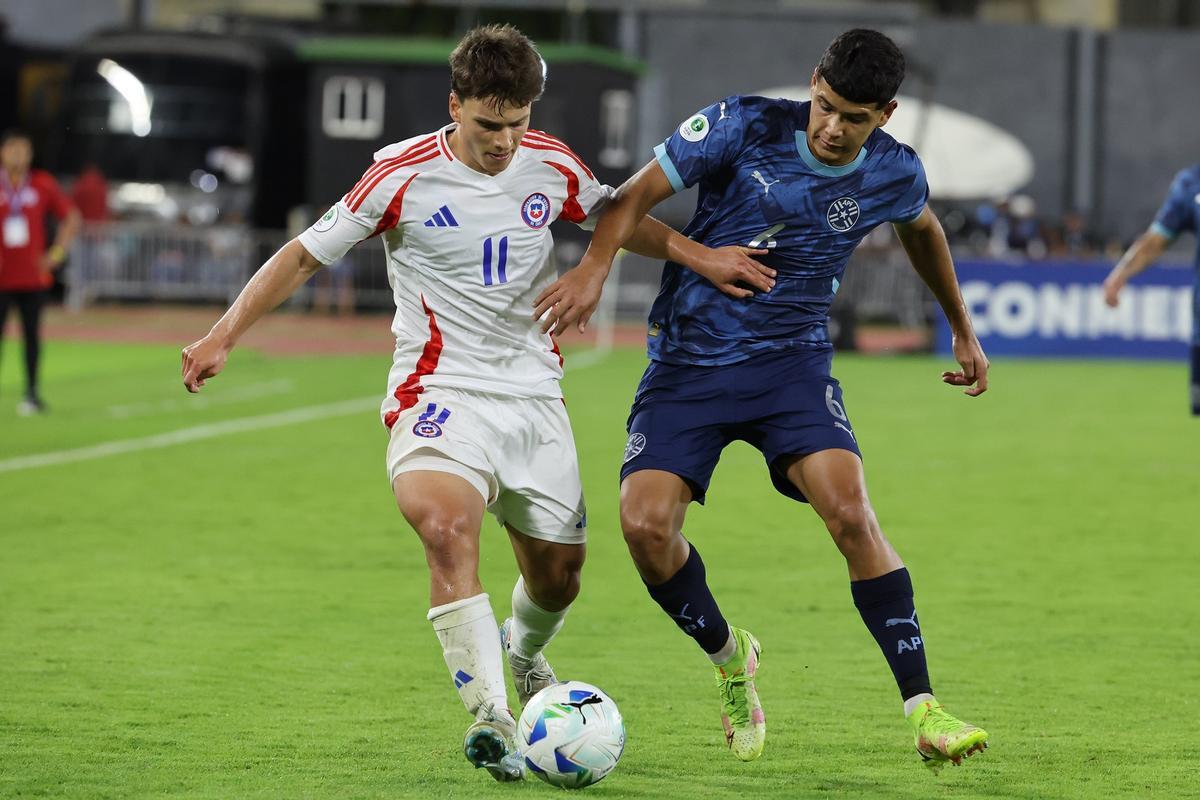 Willy Chatiliez, a la izquierda con el balón, en una jugada de un partido de la selección sub-20 de Chile