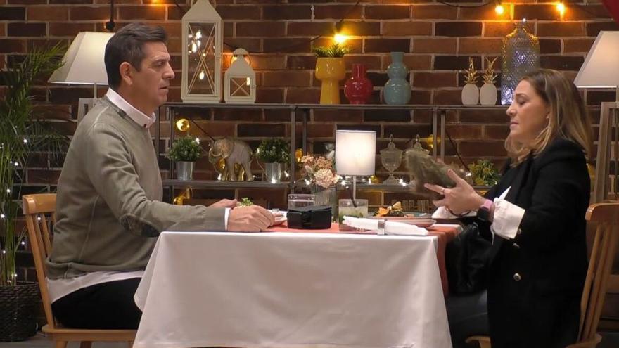 Una cita de First Dates aparece con una rata y la pone encima de la mesa