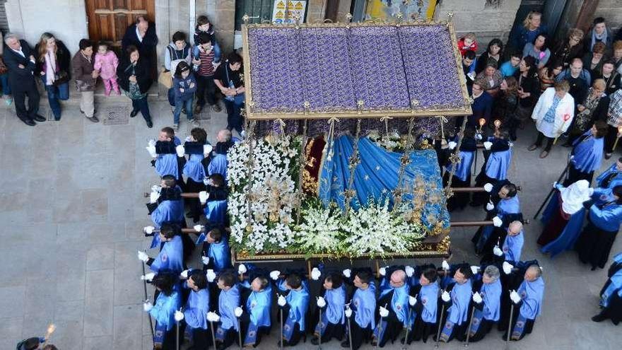 El paso de la Virgen de Los Dolores sale de la excolegiata de Cangas.  // Gonzalo Núñez