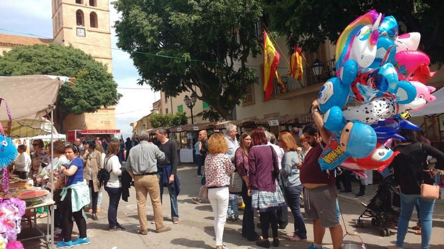 La plaza del pueblo vivió una animada asistencia de público durante casi toda la jornada.